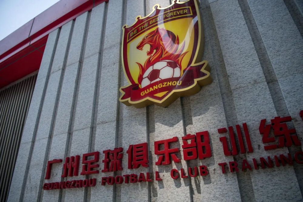 在预告中作为救捞人的高谦遭遇了家庭与工作的双重危机，孩子对学校的抗拒、高谦对救援的恐惧、机长辛芷蕾对高谦的质疑、队友在任务中受伤……;英雄系列升级！李冰冰冯绍峰林永健真情诠释;平凡英雄;鹦鹉洲长江大桥之约，不仅是电影中主人公的希冀，也寄托了全中国人民对抗疫胜利的曙光的美好期盼